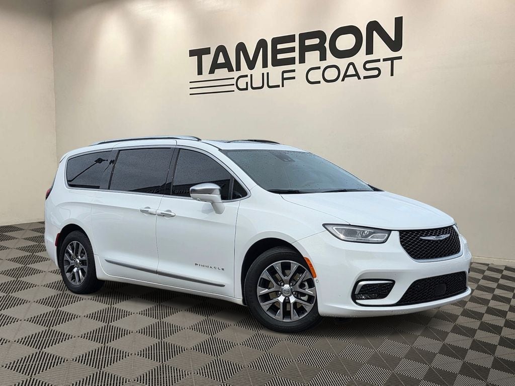 2022 Chrysler Pacifica Hybrid Pinnacle Hybrid's photo